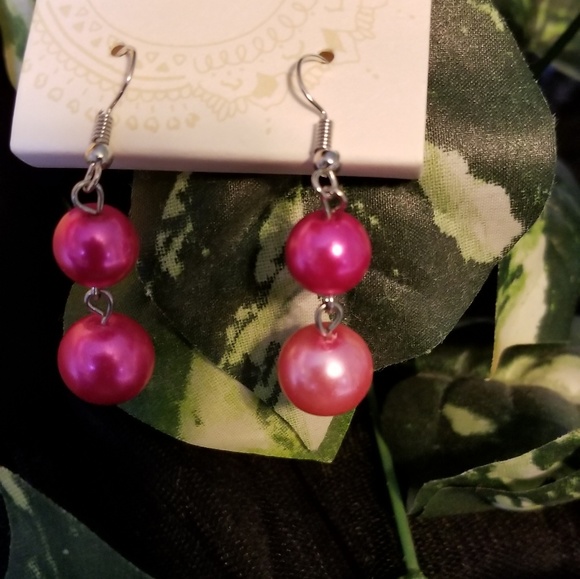 Wardrobe Friendly Necklace - Picture 3 of 3